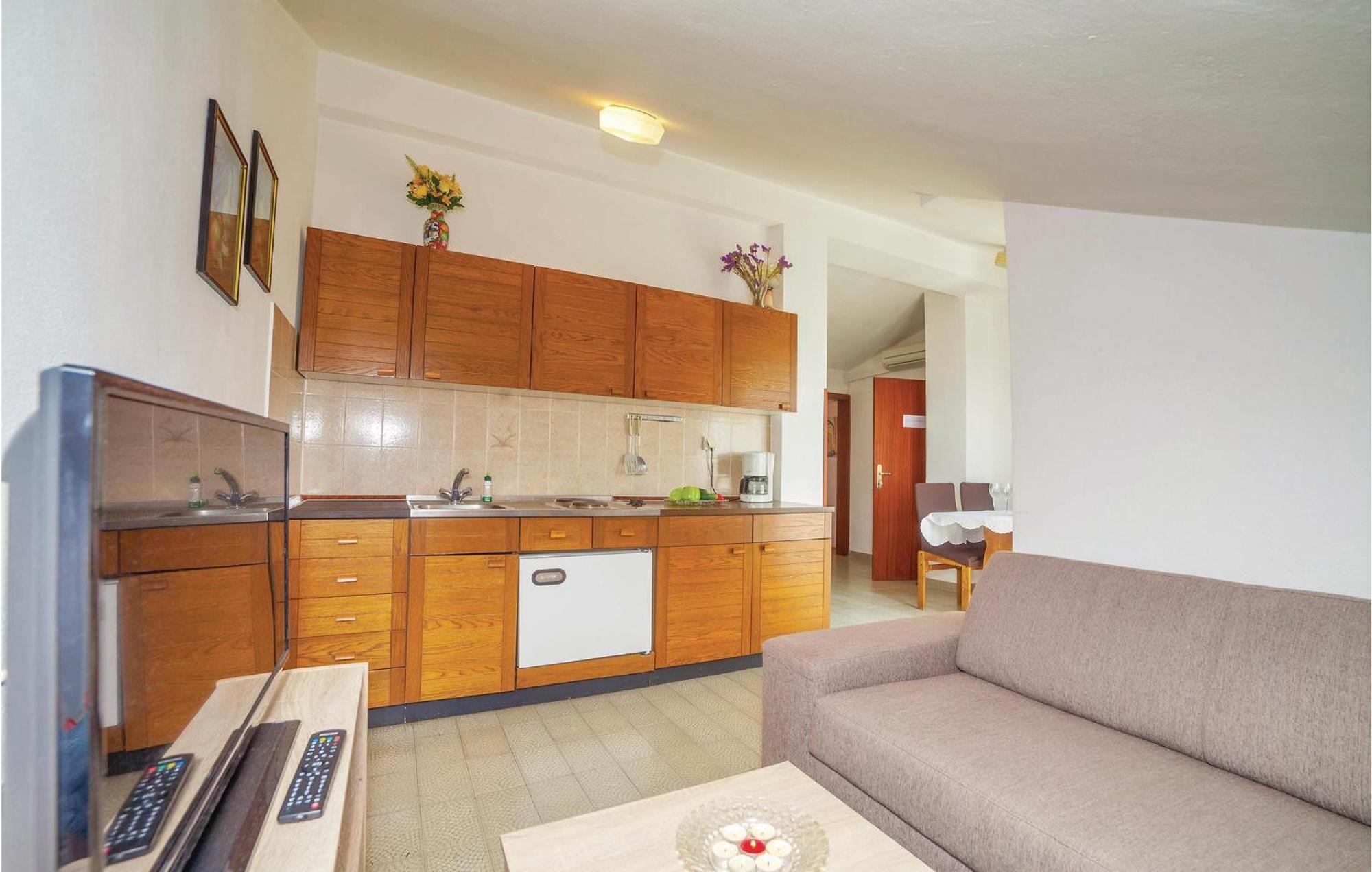2 Bedroom Amazing Apartment In Цриквеница Экстерьер фото