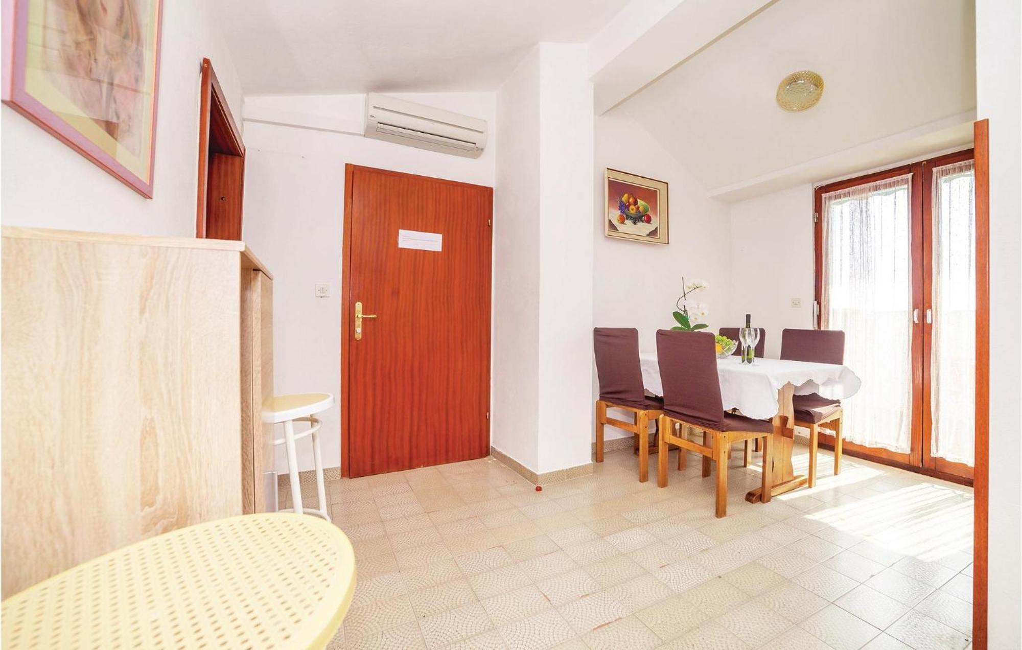 2 Bedroom Amazing Apartment In Цриквеница Экстерьер фото